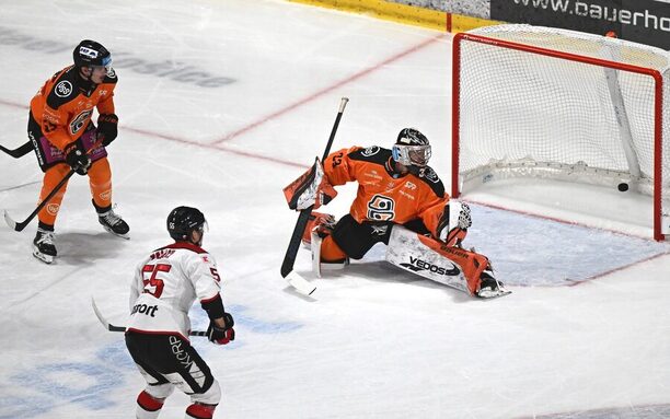 Brankár HC Košice Dominik Riečický inkasuje v&nbsp;1. zápase štvrťfinále.