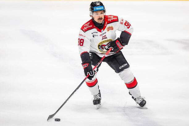 Carter Turnbull rozhodol 3.&nbsp;zápas štvrťfinálovej série.