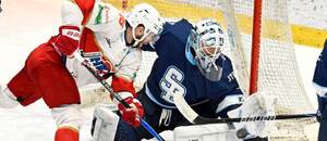 Na fotografii útočník Liptovského Mikuláša Jakub Sukeľ a brankár Slovana Jaroslav Janus.