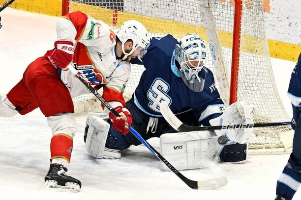 Na fotografii útočník Liptovského Mikuláša Jakub Sukeľ a&nbsp;brankár Slovana Jaroslav Janus.