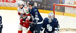 Na fotke zľava Max Ferkodič (HK 32 Liptovský Mikuláš), Jonáš Peterek a brankár Jaroslav Janus (obaja HC Slovan Bratislava).