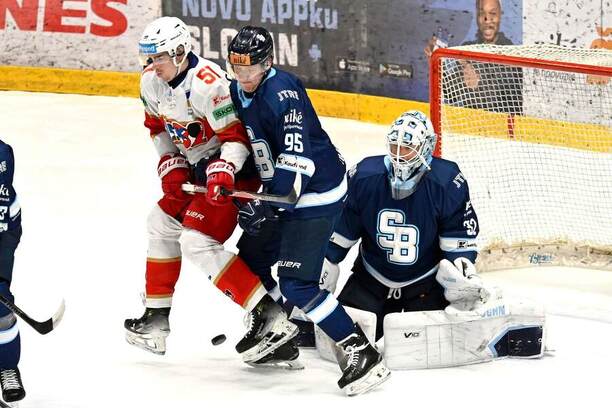 Na fotke zľava Max Ferkodič (HK 32 Liptovský Mikuláš), Jonáš Peterek a&nbsp;brankár Jaroslav Janus (obaja HC Slovan Bratislava).