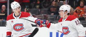 Hokejisti Montrealu Canadiens: vľavo Juraj Slafkovský, vpravo Cole Caufield.