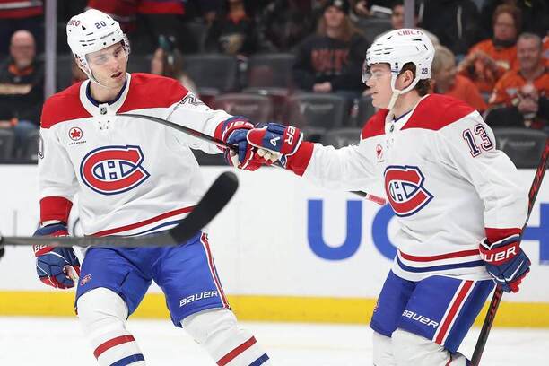 Hokejisti Montrealu Canadiens: vľavo Juraj Slafkovský, vpravo Cole Caufield.