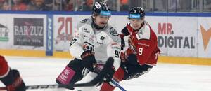 Na fotografii zľava Simon Jellúš (HC Košice) a Roman Faith (HC MONACObet Banská Bystrica).