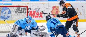 Na fotke zľava brankár Jasper Patrikainen, obranca Marko Stacha (obaja HK Nitra) a útočník Marek Bartánus (HK Dukla Michalovce).