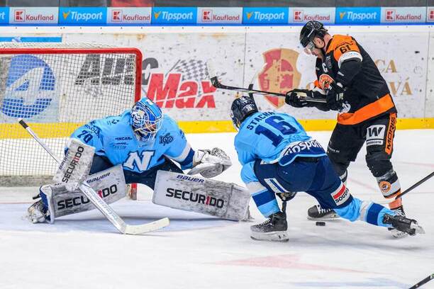 Na fotke zľava brankár Jasper Patrikainen, obranca Marko Stacha (obaja HK Nitra) a&nbsp;útočník Marek Bartánus (HK Dukla Michalovce).