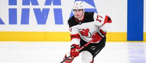 Slovenský obranca Šimon Nemec v drese New Jersey Devils.