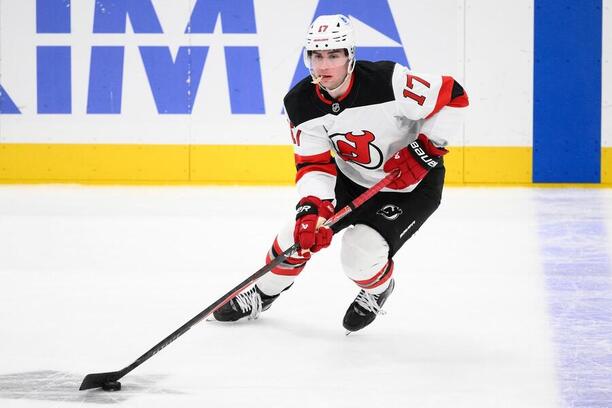 Slovenský obranca Šimon Nemec v&nbsp;drese New Jersey Devils.