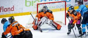 V strede fotografie brankár HC Košice Dominik Riečický.