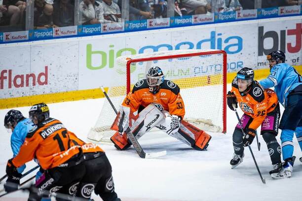 V strede fotografie brankár HC Košice Dominik Riečický.