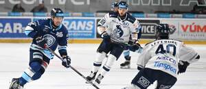 Zľava útočník HK Nitra Sebastián Čederle, v pozadí útočník HK Poprad Peter Bjalončík.