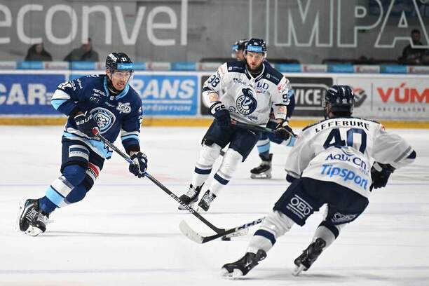 Zľava útočník HK Nitra Sebastián Čederle, v&nbsp;pozadí útočník HK Poprad Peter Bjalončík.