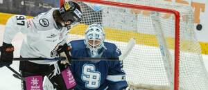 Brankár HC Slovan Bratislava Jaroslav Janus, vľavo útočník HC Košice Simon Jellúš.