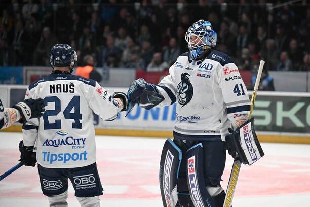 Hokejisti HK Poprad: vľavo Aurel Nauš, vpravo Tyler Parks.