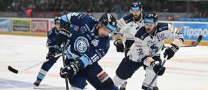 Obrancovia Marko Stacha (vľavo, HK Nitra) a Ryan Sproul (HK Poprad).