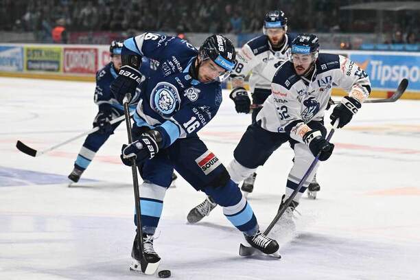 Obrancovia Marko Stacha (vľavo, HK Nitra) a&nbsp;Ryan Sproul (HK Poprad).