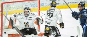 Vľavo brankár HC Košice Dominik Riečický v zápase proti HC Slovan Bratislava.