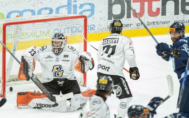 Vľavo brankár HC Košice Dominik Riečický v&nbsp;zápase proti HC Slovan Bratislava.