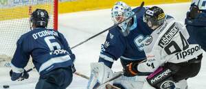 V akcii brankár Jaroslav Janus (HC Slovan Bratislava) a útočník Michal Liščinský (HC Košice).