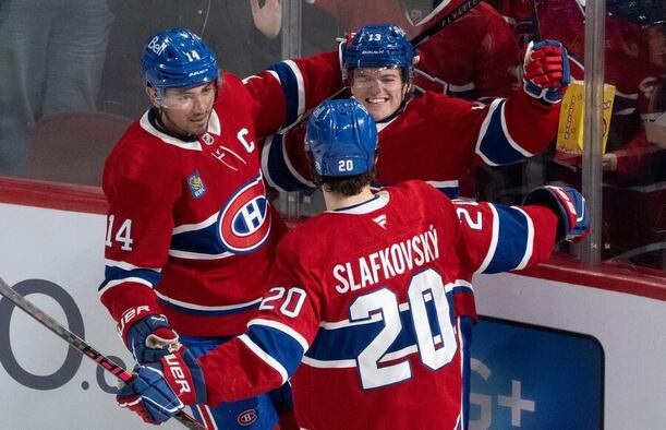 Prvý útok Montrealu: zľava Nick Suzuki, Cole Caufield a&nbsp;Juraj Slafkovský.