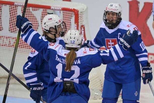 Napravo kapitánka Slovenska Janka Hlinková.