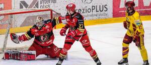 Na fotografii zľava Samuel Vyletelka, Miroslav Macejko (obaja HC Prešov) a Jordy Bellerive (HK Dukla Trenčín).