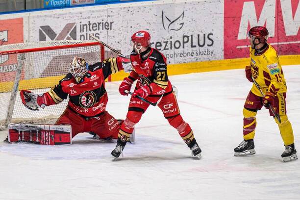 Na fotografii zľava Samuel Vyletelka, Miroslav Macejko (obaja HC Prešov) a&nbsp;Jordy Bellerive (HK Dukla Trenčín).