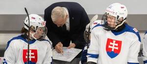 Na fotografii zľava Nikola Nemčeková, tréner Slovenska Miroslav Mosnár a Laura Jancsoová.