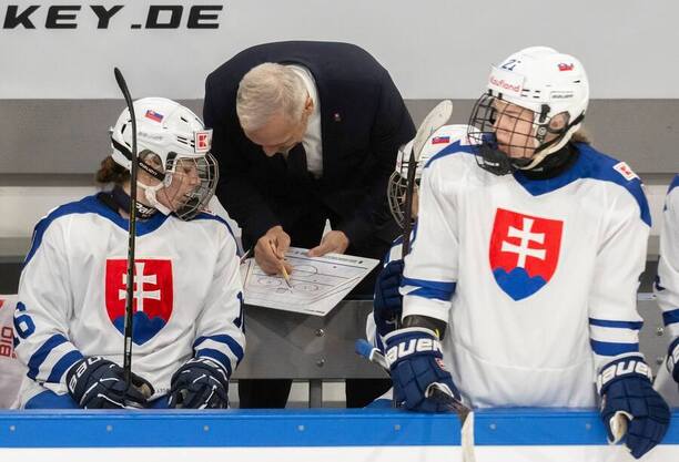Na fotografii zľava Nikola Nemčeková, tréner Slovenska Miroslav Mosnár a&nbsp;Laura Jancsoová.