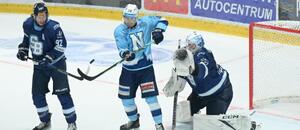 Juraj Lacka (HK Nitra, v strede) cloní brankárovi Henrimu Kiviahovi (HC Slovan Bratislava).