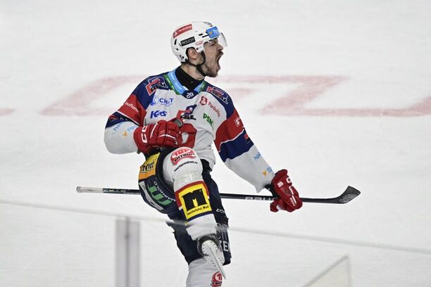 Slovenský útočník Miloš Kelemen v&nbsp;drese Pardubíc.