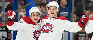 Vpravo Juraj Slafkovský, vľavo Ivan Demidov.