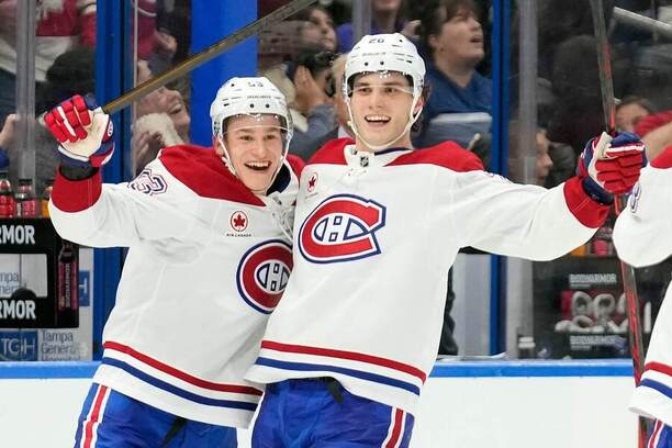 Vpravo Juraj Slafkovský, vľavo Ivan Demidov.