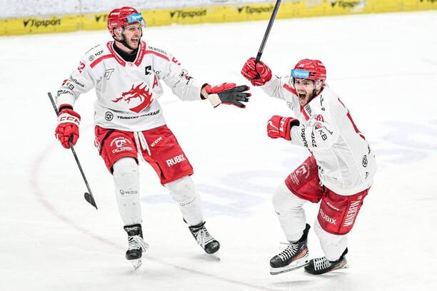 Slováci vo&nbsp;farbách Třinca: vľavo Martin Marinčin, vpravo Miloš Roman.