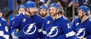 Cestu v play-off NHL štartuje aj Erik Černák (vľavo) s Tampou Bay.
