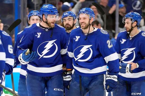 Cestu v play-off NHL štartuje aj Erik Černák (vľavo) s Tampou Bay.