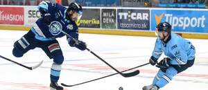 Zľava Matej Bača (HK Nitra) a Róbert Varga (HC Slovan Bratislava) vo finále Tipsport ligy 2025/2026.