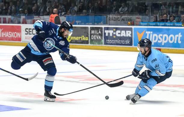Zľava Matej Bača (HK Nitra) a&nbsp;Róbert Varga (HC Slovan Bratislava) vo&nbsp;finále Tipsport ligy 2025/2026.