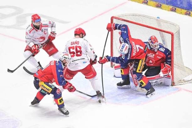 V strede slovenský útočník HC Oceláři Třinec Marko Daňo.