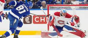 Erik Černák (Tampa Bay) strieľa na Jakuba Dobeša (Montreal) v play-off NHL 2025/2026.