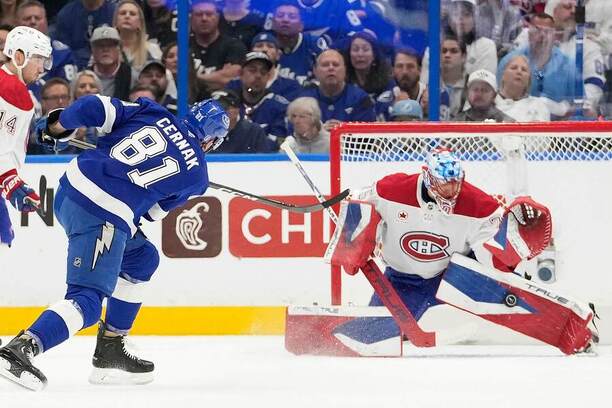 Erik Černák (Tampa Bay) strieľa na Jakuba Dobeša (Montreal) v play-off NHL 2025/2026.