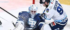 Brankár HC Slovan Bratislava Henri Kiviaho a útočník HK Nitra Robby Jackson.