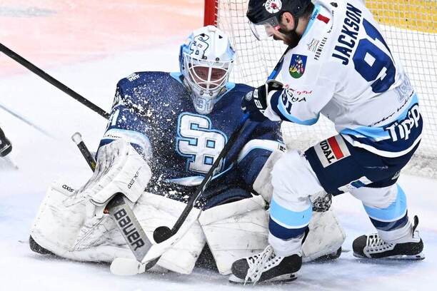 Brankár HC Slovan Bratislava Henri Kiviaho a&nbsp;útočník HK Nitra Robby Jackson.
