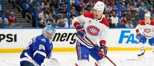 Útočník Montrealu Juraj Slafkovský, proti nemu brankár Tampa Bay Andrej Vasilevskij.