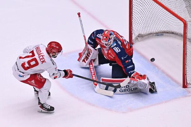 Útočník HC Oceláři Třinec Libor Hudáček.