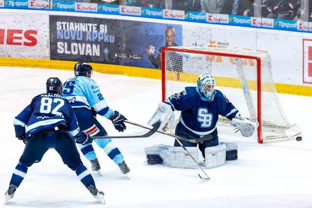 Na fotografii brankár Jaroslav Janus (Slovan Bratislava), útočník Samuel Buček (HK Nitra) a&nbsp;obranca Tomáš Královič (Slovan Bratislava).