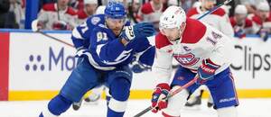 Erik Černák (vľavo) v súboji s kapitánom Montrealu Nickom Suzukim.