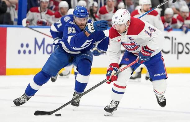 Erik Černák (vľavo) v&nbsp;súboji s&nbsp;kapitánom Montrealu Nickom Suzukim.