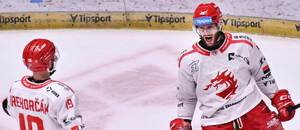 Slováci v drese HC Oceláři Třinec: zľava Patrik Hrehorčák a Miloš Roman.